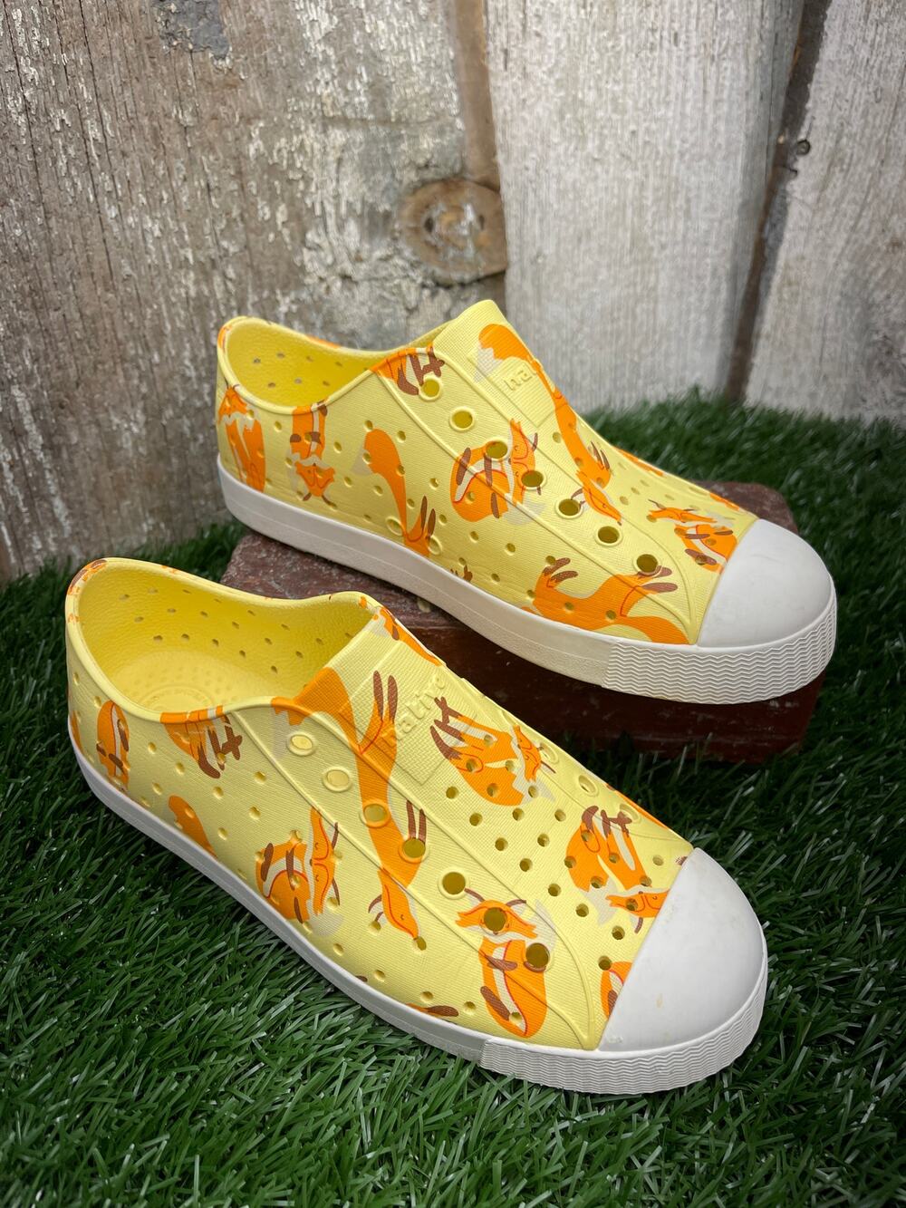 Native Jefferson Yellow Fox Slip-On J2 Sandals